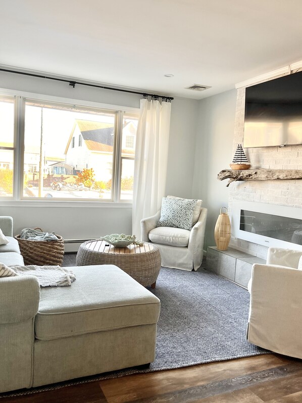 Living area - NEW WATERFRONT LISTING
Peaceful dockside cottage | off-season tranquility (Forked River)