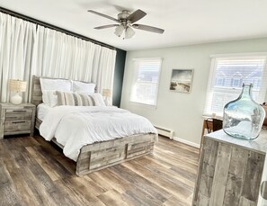 2 bedrooms, WiFi - NEW WATERFRONT LISTING
Peaceful dockside cottage | off-season tranquility (Forked River)