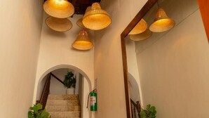 A staircase with a fire extinguisher mounted on the wall and a mirror reflecting the staircase. - old City 5br Piscina Rooftop AC hot Water (Cartagena de Indias)