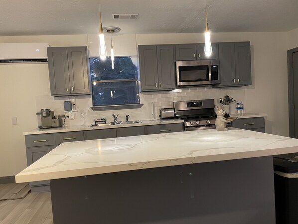 Refrigerador, microondas, horno y parrilla de estufa 