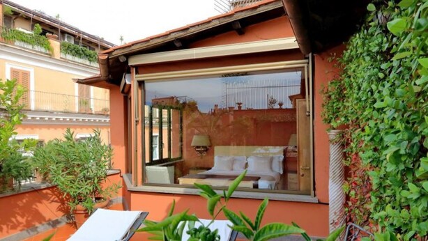 Ein Zimmer mit Bett, Fenster und Blick nach draußen.