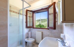 Shower - Gorgeous home in Passignano sul Trasime (Passignano sul Trasime)