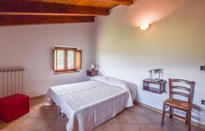 4 عدّة غرف نوم وواي فاي مجانًا وملاءات أسرّة