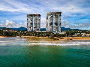 Plage, chaises longues, serviettes de plage