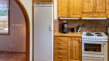 Kylskåp, spishäll och kaffe- och tebryggare