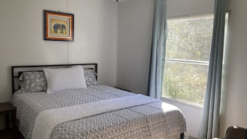 3 bedrooms, desk, iron/ironing board, WiFi (free)