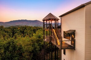 Property grounds - Chalet Village Luxury Cabin! INSANE Views,4 King Beds,Theater,Hot Tub,Game Room! (Gatlinburg)