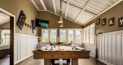 Chalet Village Luxury Cabin! INSANE Views,4 King Beds,Theater,Hot Tub,Game Room!