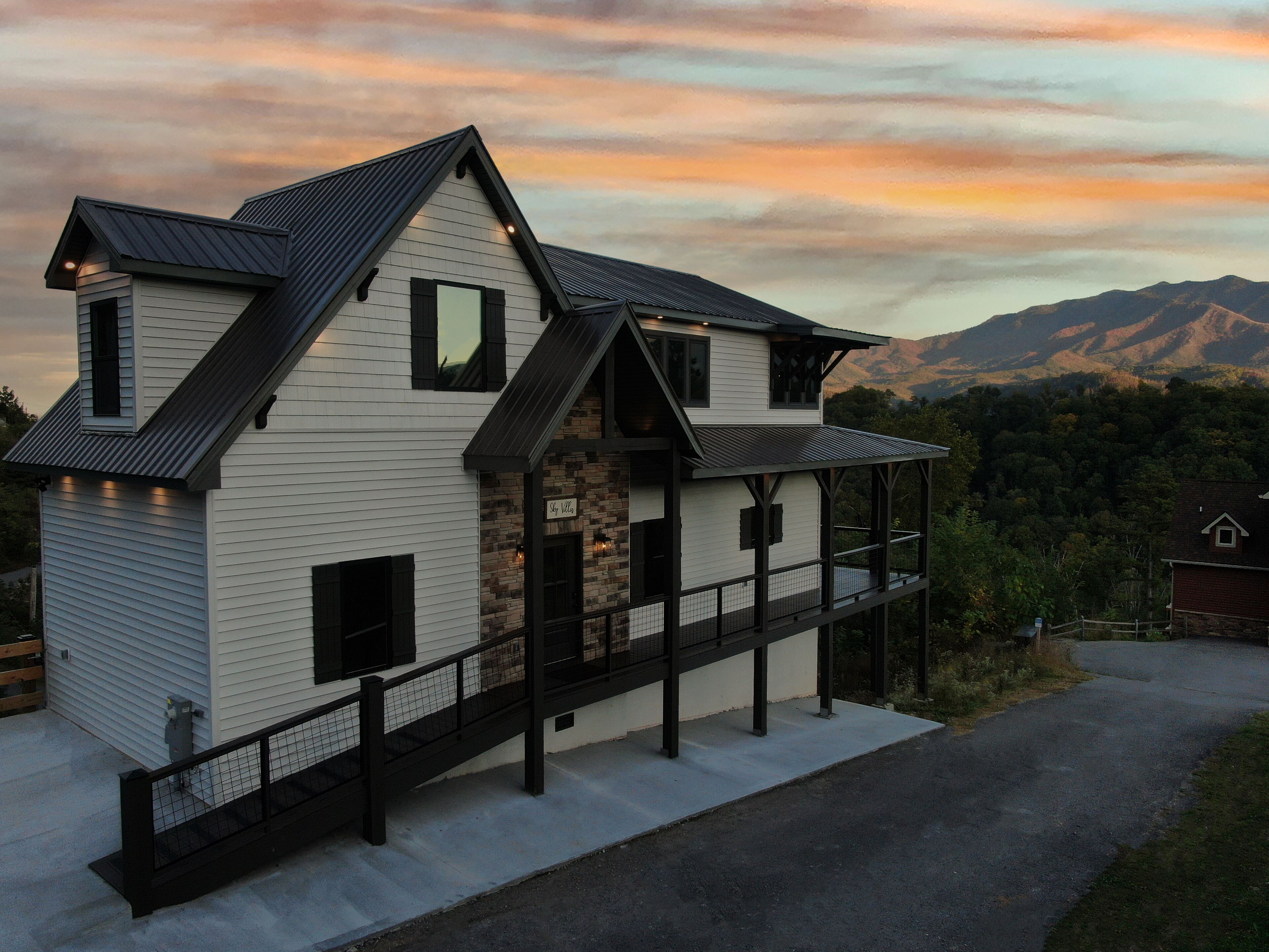 Chalet Village Luxury Cabin! INSANE Views,4 King Beds,Theater,Hot Tub,Game Room!