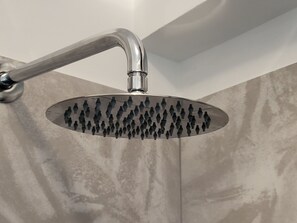 Doccia, asciugacapelli, bidet, asciugamani