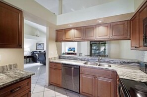 Fridge, microwave, oven, stovetop - Brookshire single home- centralized to shopping and beaches (Fort Myers)