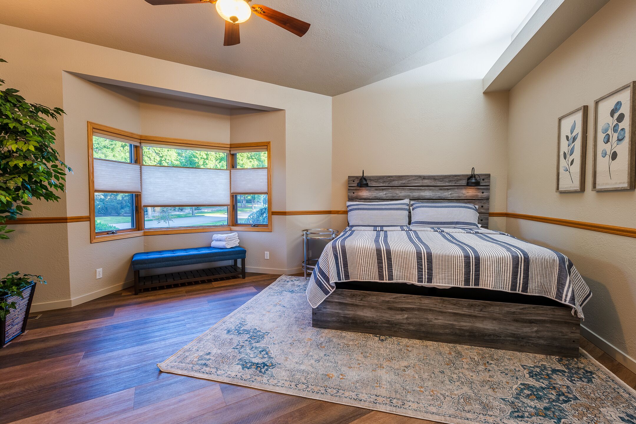 7 bedrooms, desk, iron/ironing board, travel crib