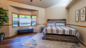 7 bedrooms, desk, iron/ironing board, travel crib