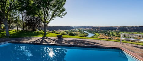 Una piscina al aire libre, una piscina climatizada