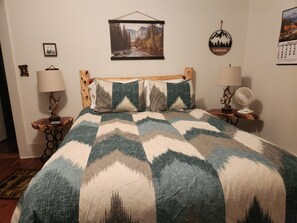 Woodsy Room | Free WiFi - Hawthorne Inn (Versailles)