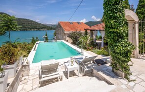 حمّام سباحة مُدفَّأ