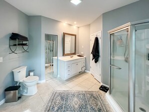 Combined shower/bathtub, jetted bath, hair dryer, towels