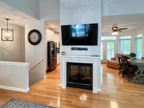 Smart TV y chimenea 