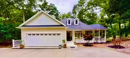 Secluded Lake House on the Water 