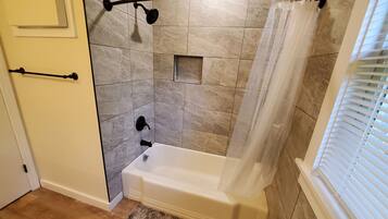 Ensemble douche/baignoire, sĂšche-cheveux, serviettes fournies