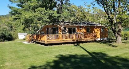 New Lakeside Cottage 5 minutes from great hiking with large deck and lake view