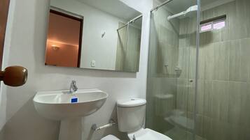 Ducha, secador de pelo, toallas, jabón