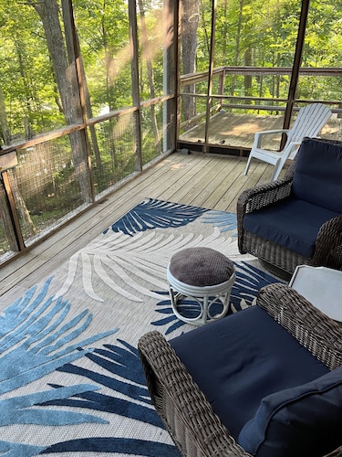 Cozy 2-bedroom lake front property