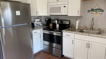 冷蔵庫、電子レンジ、オーブン、コンロ