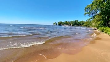 På stranden