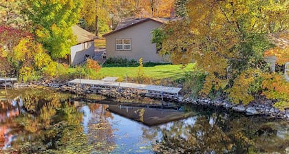 3BR Cabin on the Lake with Sandy Beach, Kayaks, Docks and Firepit