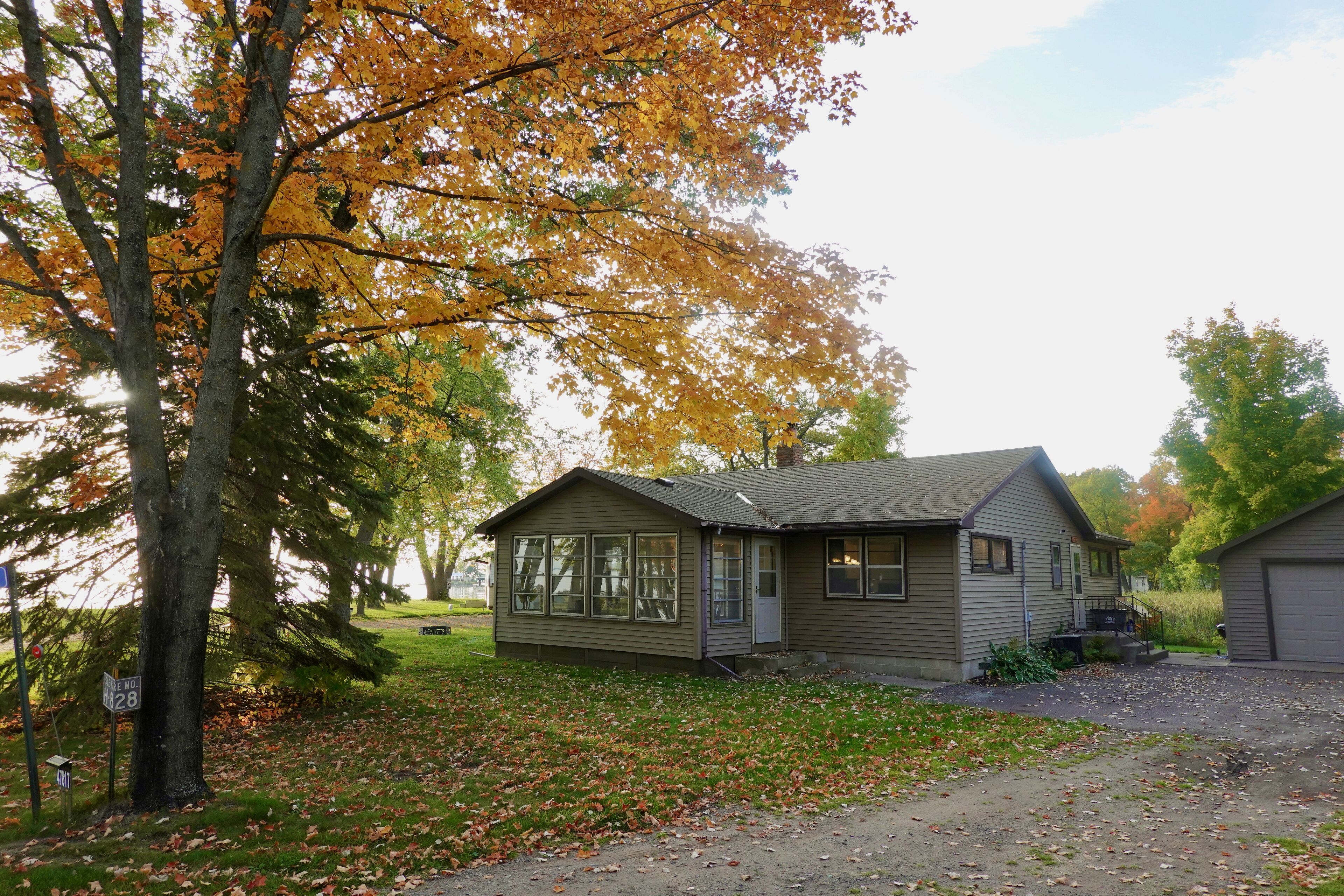 3BR Cabin on the Lake with Beach and Boat Dock in Protected Channel 