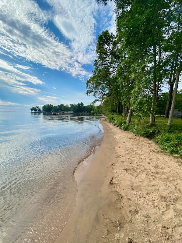 On the beach - 3BR Cabin on the Lake with Sandy Beach, Kayaks, Docks and Firepit (Isle)