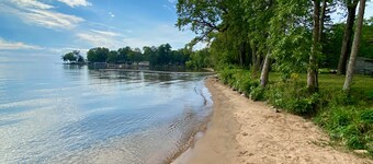 3BR Cabin on the Lake with Sandy Beach, Kayaks, Docks and Firepit
