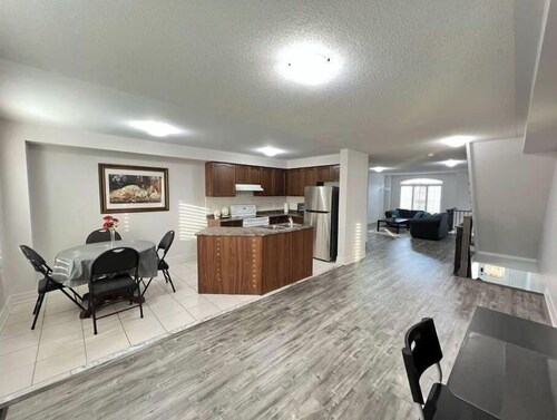 Beautiful 3 bedroom & 3-bathroom vacation home near Toronto Pearson Airport