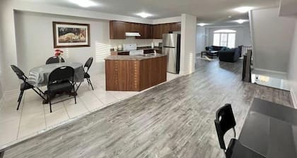 Beautiful 3 bedroom & 3-bathroom vacation home near Toronto Pearson Airport