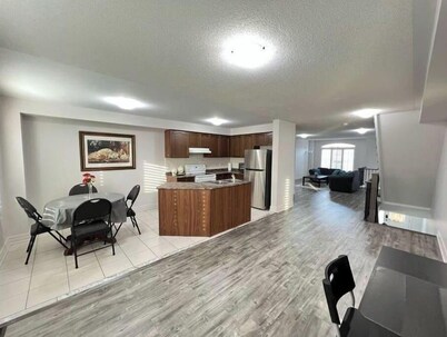 Beautiful 3 bedroom & 3-bathroom vacation home near Toronto Pearson Airport