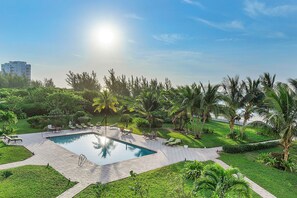 Outdoor pool, a heated pool - Beautiful Condo on the Beach in Freeport! (Freeport)