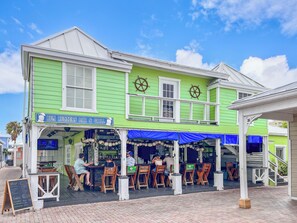 Outdoor dining - Beautiful Condo on the Beach in Freeport! (Freeport)