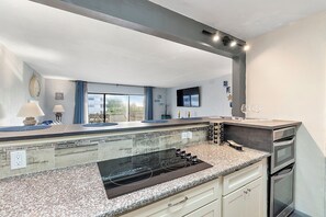 ثلاجة، ميكروويف، �فرن، موقد طهي مسطح