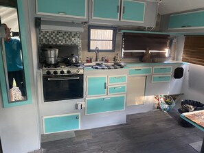 Private kitchen - Retro Rv adorable little romantic paradise (Casselberry)