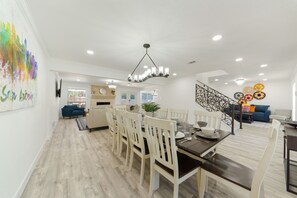 Luxe huis | Woonruimte | Een 65-inch smart-tv met digitale zenders, een televisie en Netflix