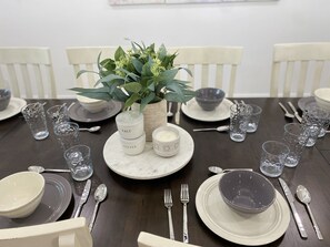 Family dining - The Oak Loft (San Antonio)