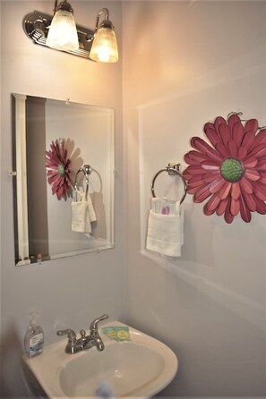 Combined shower/tub, hair dryer, towels, soap - Balconies w/ocean views, Hot tub, Covered patio (Tybee Island)