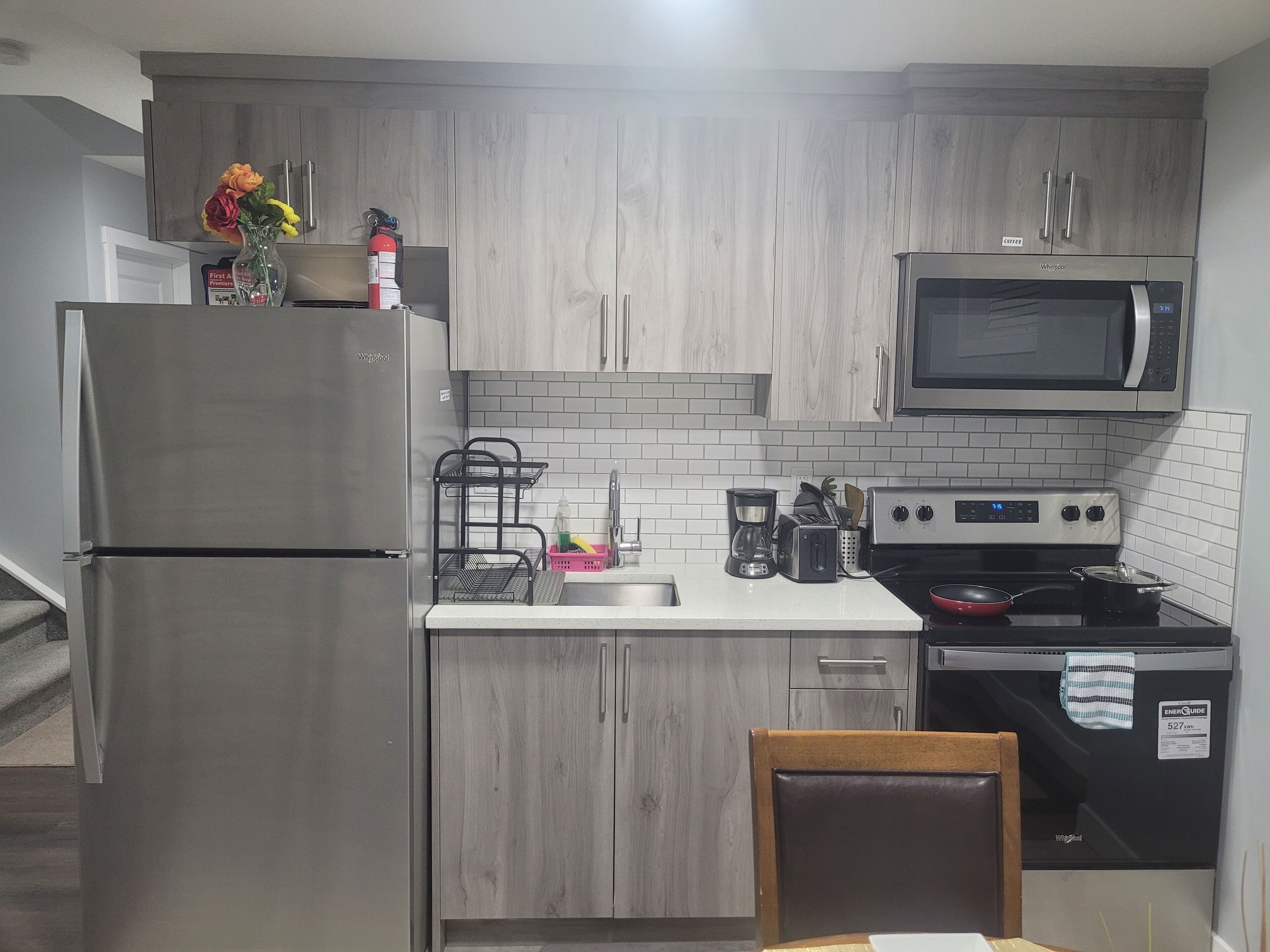 Geladeira, micro-ondas, fogão, cooktop