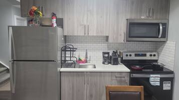 Geladeira, micro-ondas, fogão, cooktop