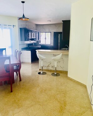 Microwave, dishwasher, dining tables - Villa DMM, punta cana, 10min de la playa. (Punta Cana)