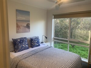 4 bedrooms, WiFi - Large house in beautiful setting on Portarlington wetlands (Portarlington)