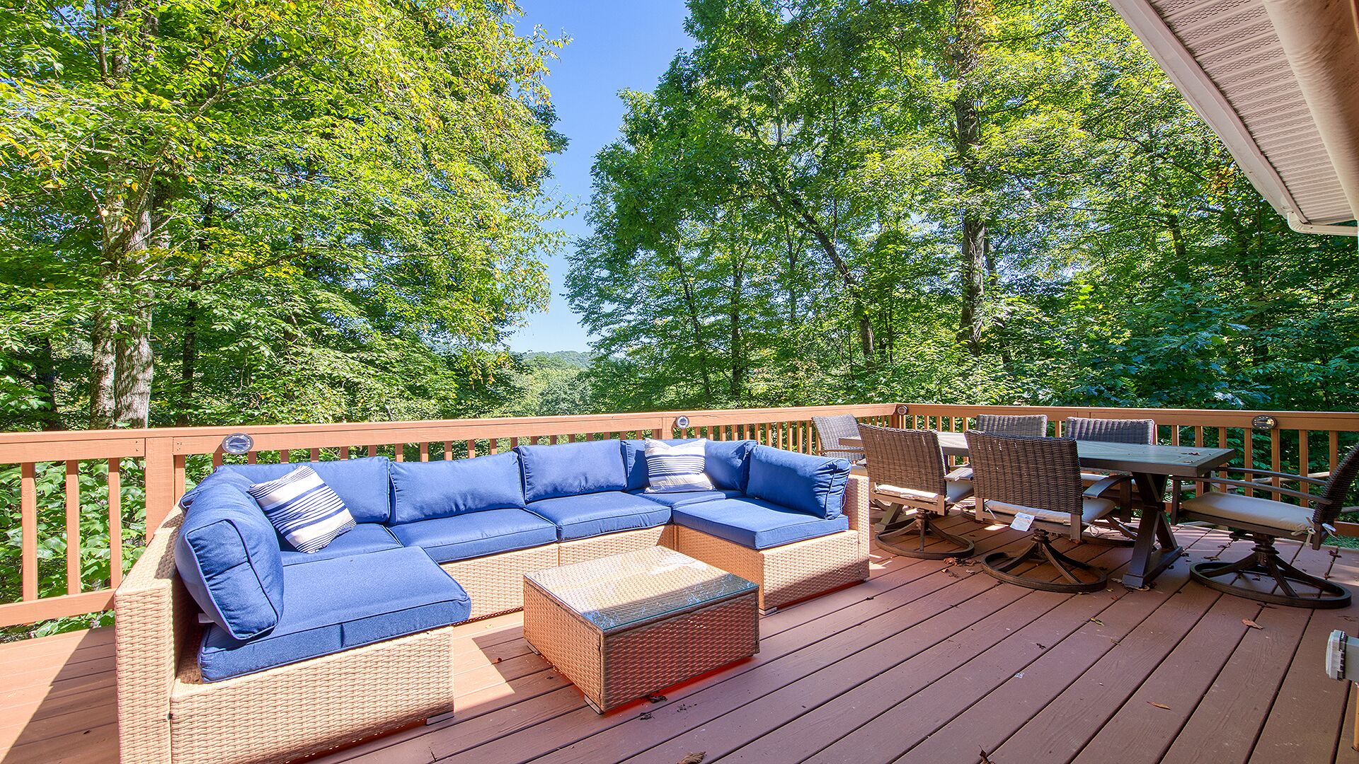 Mountain Creekside Cottage with Hot tub!