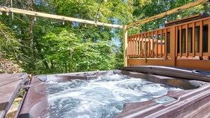 Outdoor spa tub - Mountain Creekside Cottage with Hot tub! (Maggie Valley)