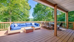 Outdoor dining - Mountain Creekside Cottage with Hot tub! (Maggie Valley)